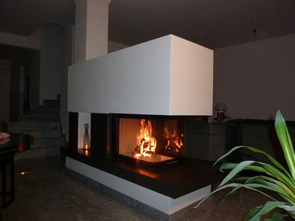 Dreiseitiger Ofen mit großem, offen sichtbarem Feuer